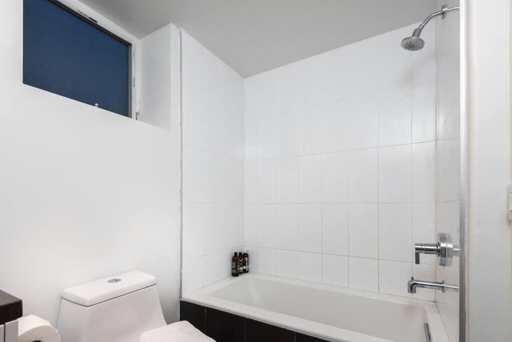 Chic And Elegant 2-Bedroom Haven W/ Roof Deck Los Angeles Bagian luar foto