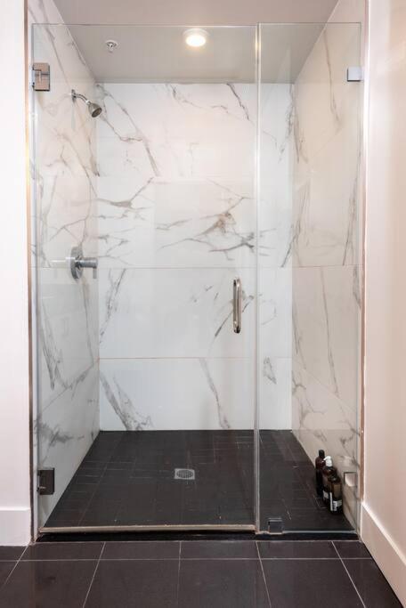 Chic And Elegant 2-Bedroom Haven W/ Roof Deck Los Angeles Bagian luar foto