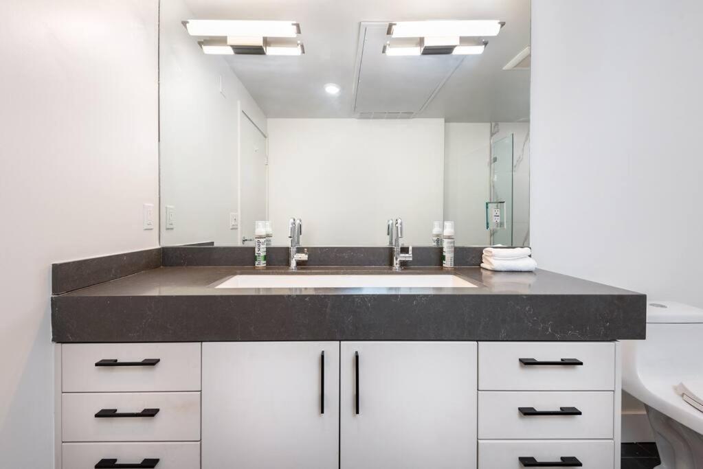 Chic And Elegant 2-Bedroom Haven W/ Roof Deck Los Angeles Bagian luar foto