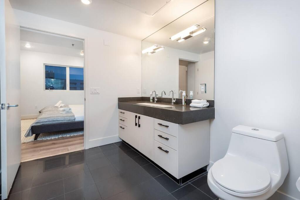 Chic And Elegant 2-Bedroom Haven W/ Roof Deck Los Angeles Bagian luar foto