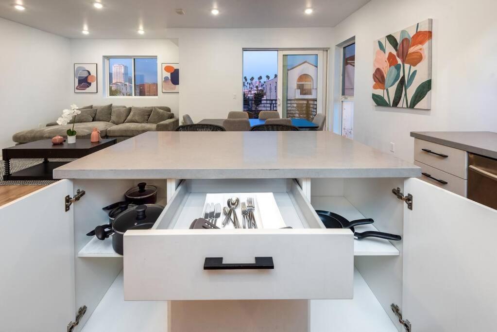 Chic And Elegant 2-Bedroom Haven W/ Roof Deck Los Angeles Bagian luar foto