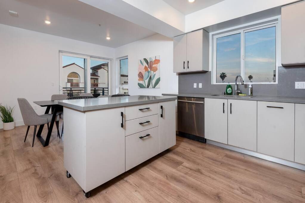 Chic And Elegant 2-Bedroom Haven W/ Roof Deck Los Angeles Bagian luar foto