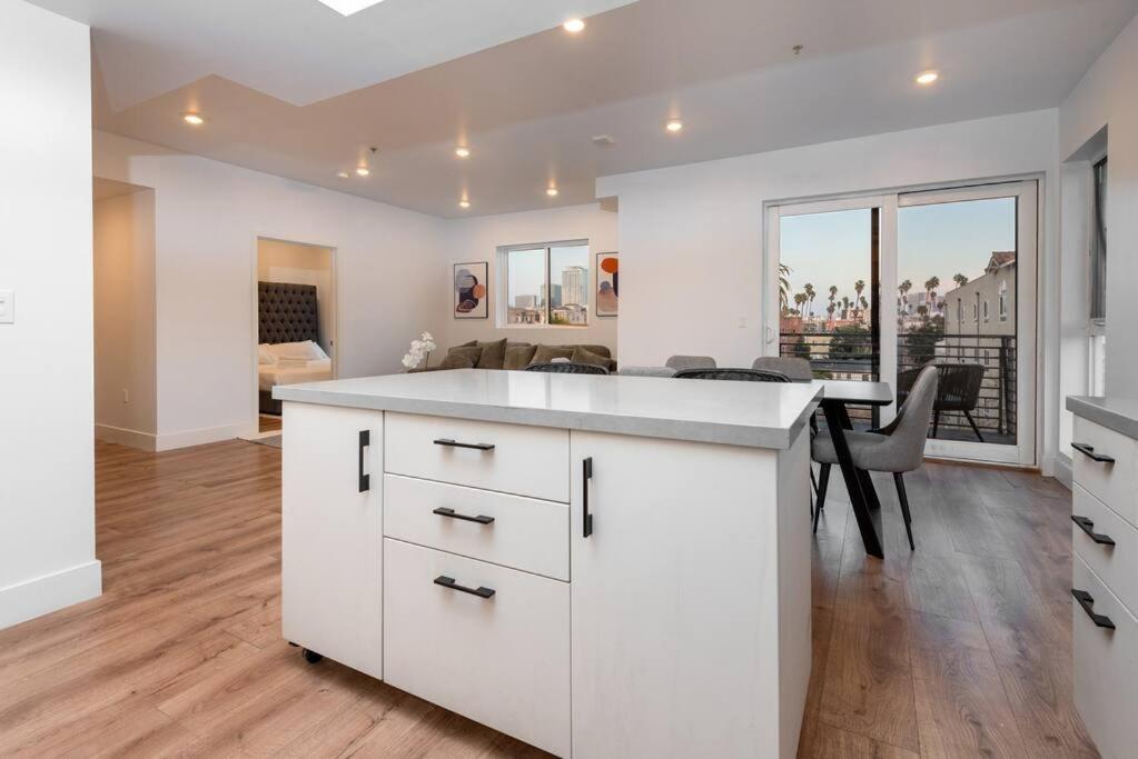 Chic And Elegant 2-Bedroom Haven W/ Roof Deck Los Angeles Bagian luar foto