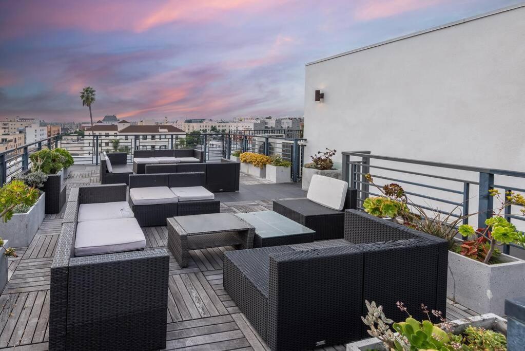 Chic And Elegant 2-Bedroom Haven W/ Roof Deck Los Angeles Bagian luar foto